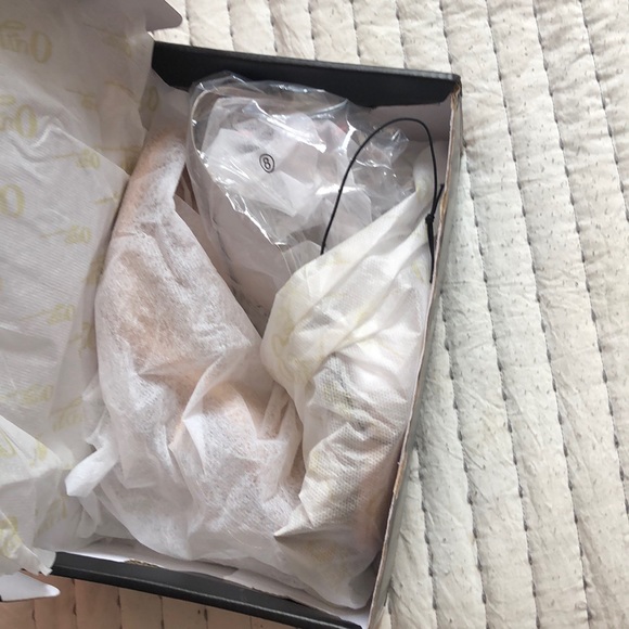 Woman’s Shoes - Picture 2 of 6